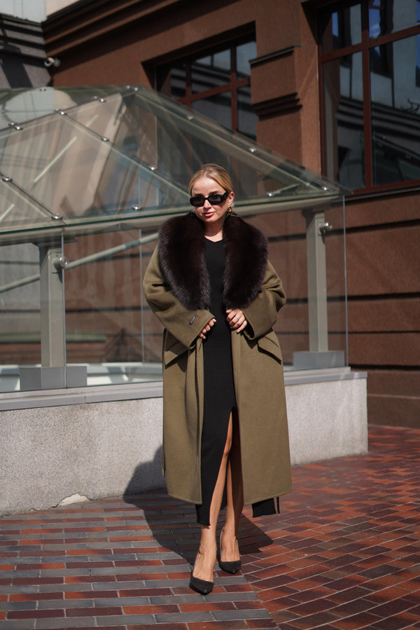 Luxurious coat in olive color sable collar