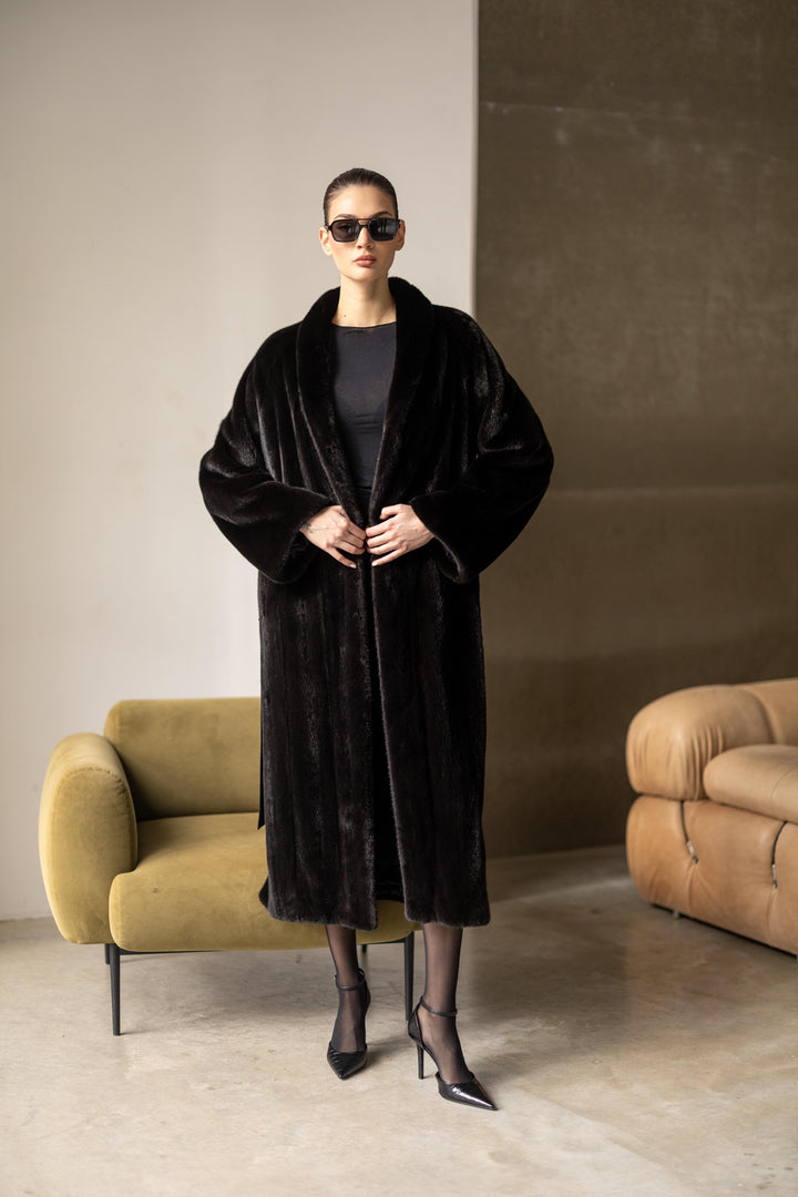 Elegant black mink fur coat with self-tie belt, 130cm long, luxurious and soft. 